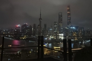 小孩哥首次中国行！亚马尔社媒晒上海夜景照片