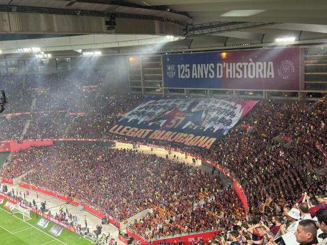 皇冠体育-【现场】怒骂佛爷欢庆夺冠，这一夜巴萨人都是“国王”